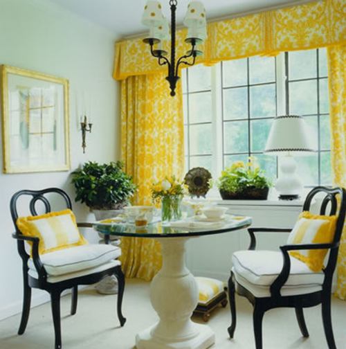 Una habitacion de color blanco y amarillo Decoración de temporada: primavera
