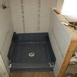 Instalación de baldosas de cerámica en una ducha